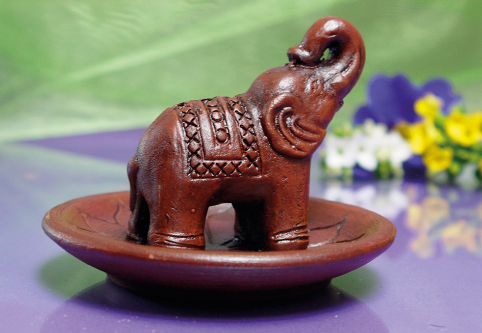 Elefant auf Lotusblume, Ton